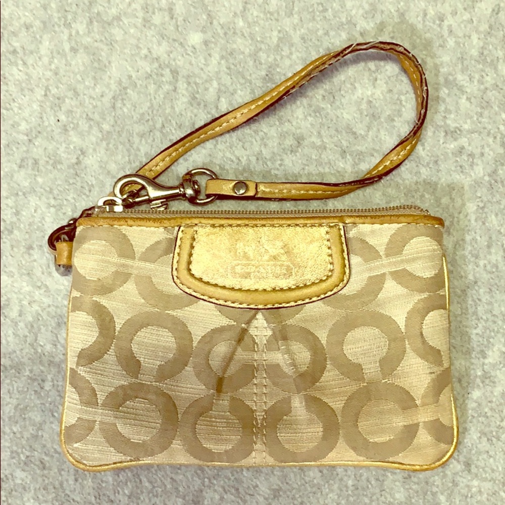 Coach zippier wristlet with hang tag